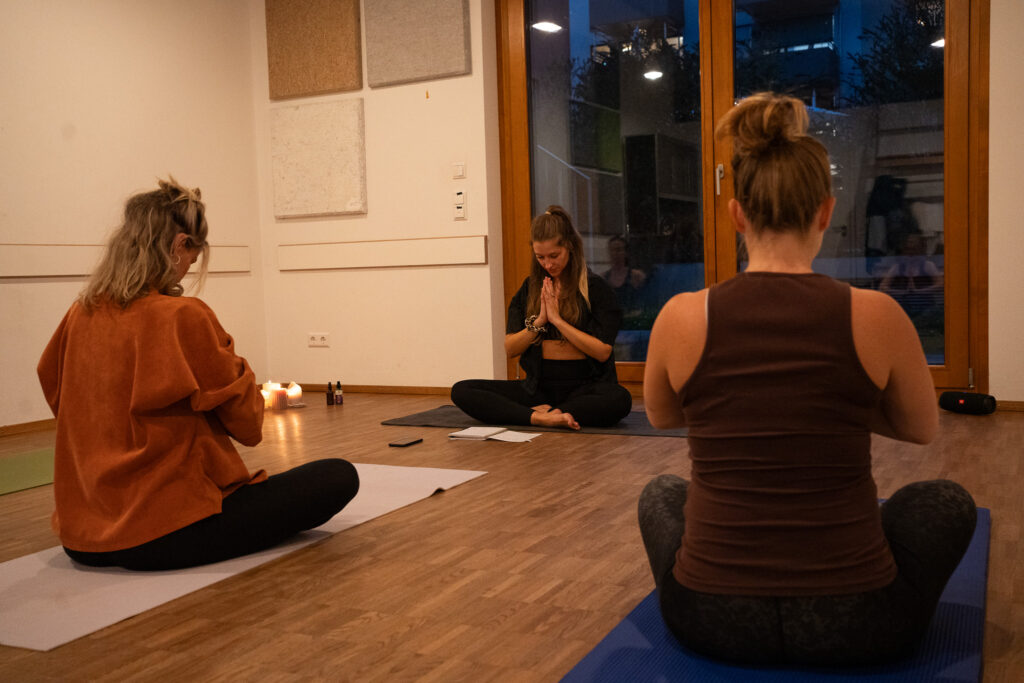 Yoga und Meditation in kleiner Gruppe mit Kerzenlicht, Fotoshooting