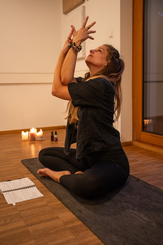 Yoga-Pose mit erhobenen Armen, Achtsamkeit im Studio, Fotoshooting