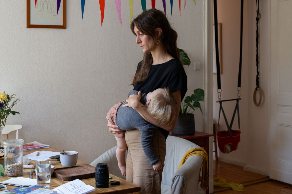 Mutter hat schlafendes Kind auf dem Arm, Familienfotos Esslingen, Dokumentarische Familienfotografie Esslingen