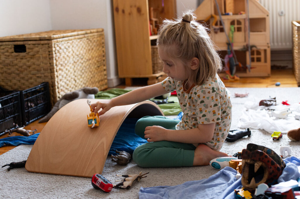 Kind spielt mit Spielzeugauto, Dokumentarische Familienfotos Esslingen