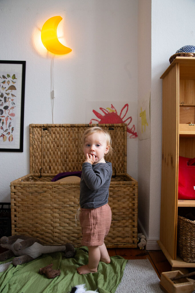 Kind im Kinderzimmer blickt in die Kamera, Dokumentarische Familienfotografie Esslingen