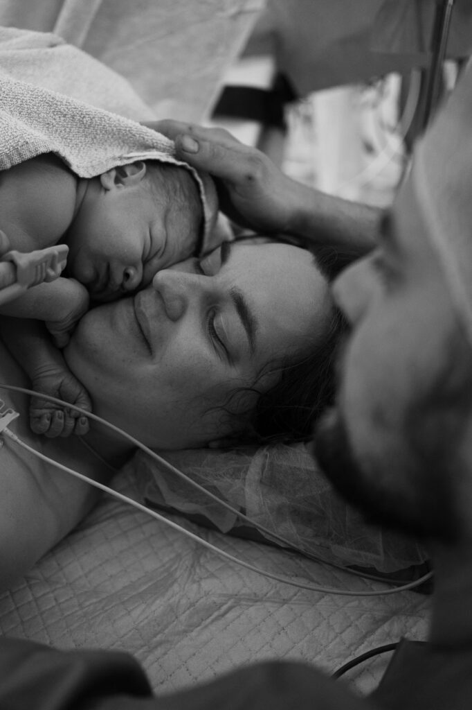 schwarz-weiß Foto: Neugeborenes kuschelt zum ersten Mal mit Mama nach einer Bauchgeburt, Geburtsfotografie Esslingen