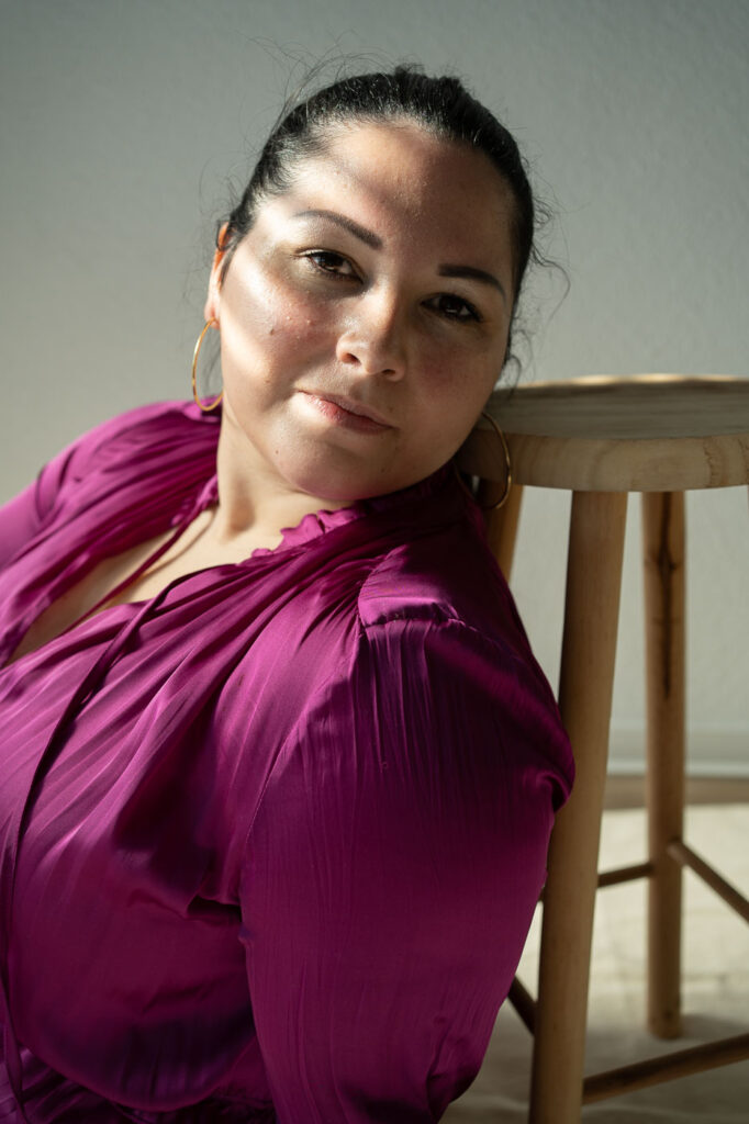 Portrait für Selbstständige: Frau am Hocker, freundliches Lächeln