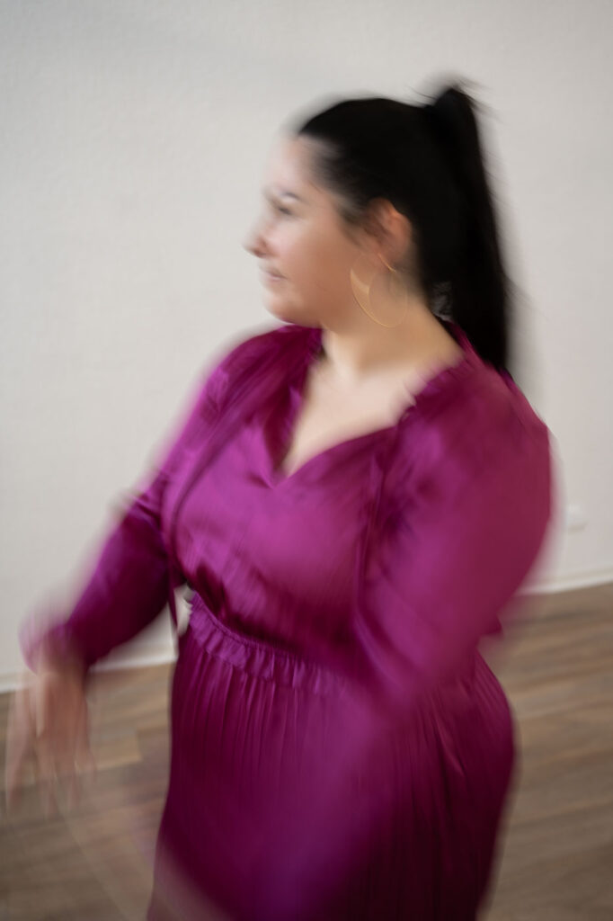 Lebendiges Selbstliebe-Fotoshooting, Frau tanzt im violetten Kleid