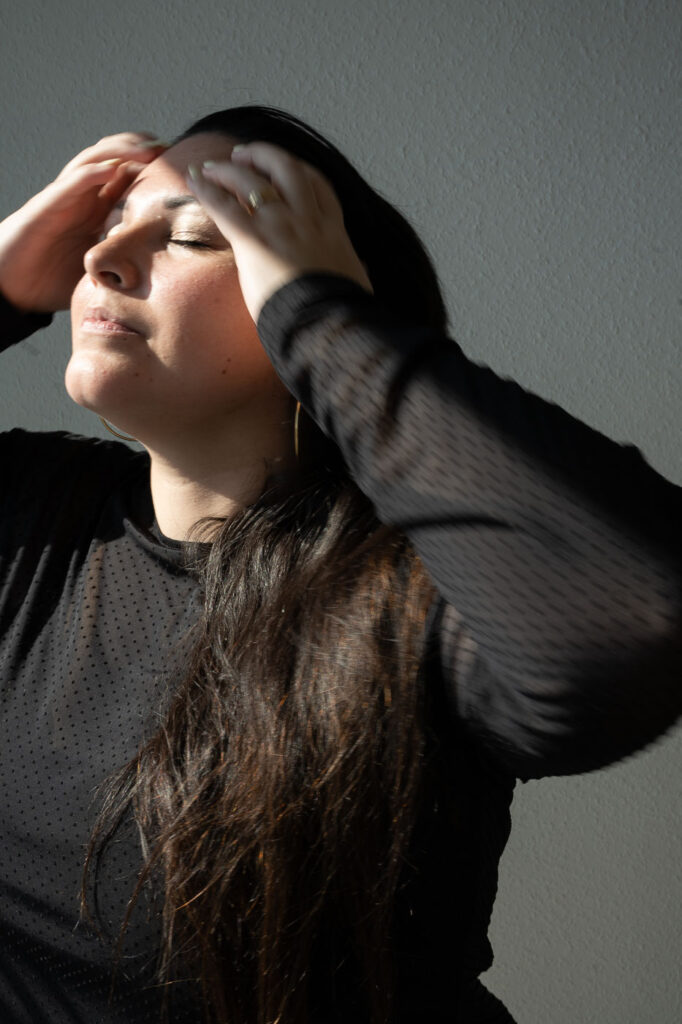 Business-Porträt einer selbstbewussten Frau im schwarzen Outfit