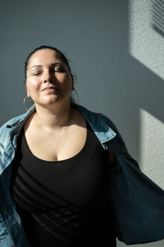 Business-Porträt im Alltag: Frau im Jeanshemd, natürliche Ausstrahlung