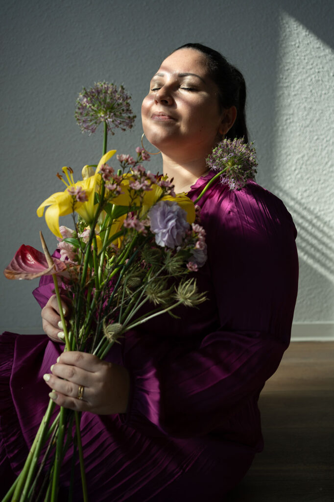 Fotoshooting Selbstliebe: Frau mit Blumen, warmes Licht