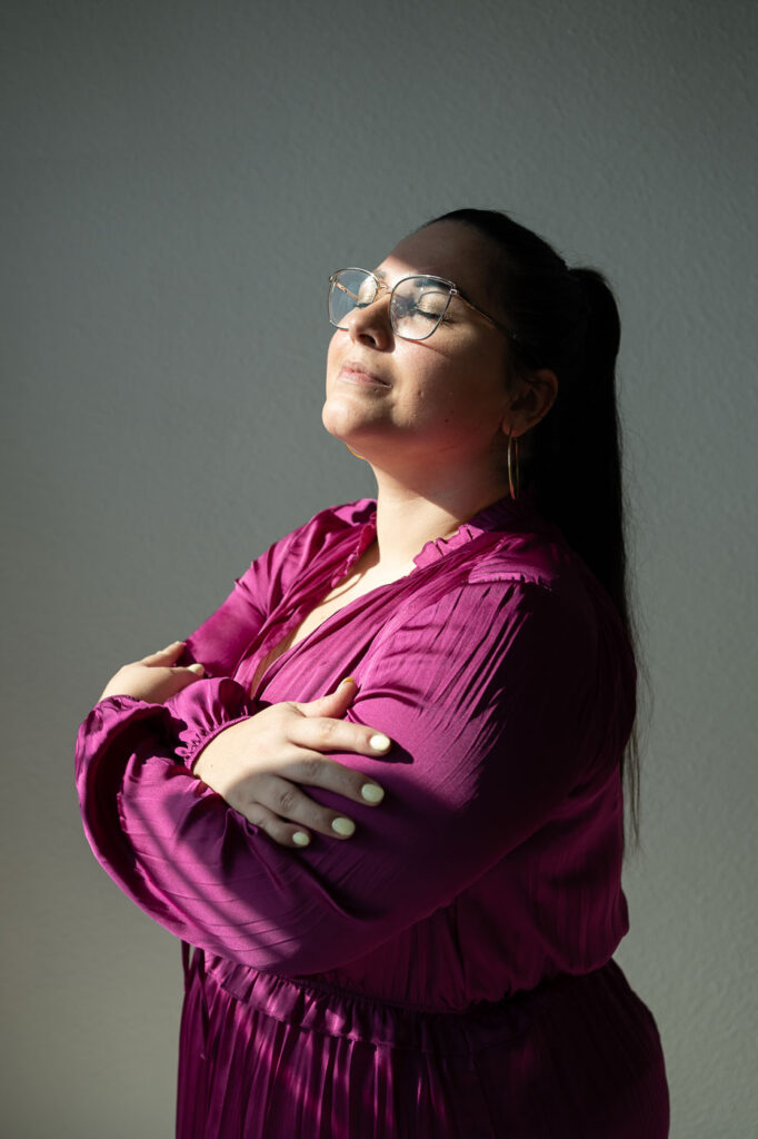 Porträtaufnahme: Frau in violettem Kleid, Blick nach oben, lichtdurchflutet