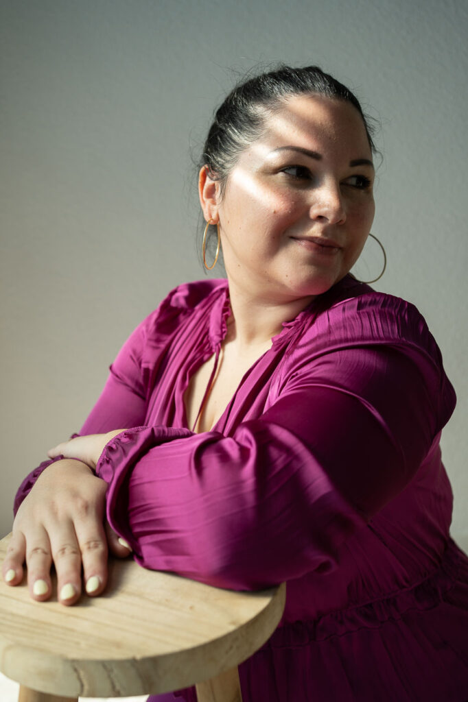 Natürliches Business-Porträt einer Frau im violetten Kleid