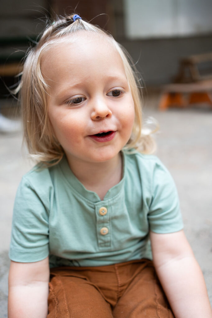 Kindergartenfotografie, Junge erzählt eine Geschichte; Kitafoto