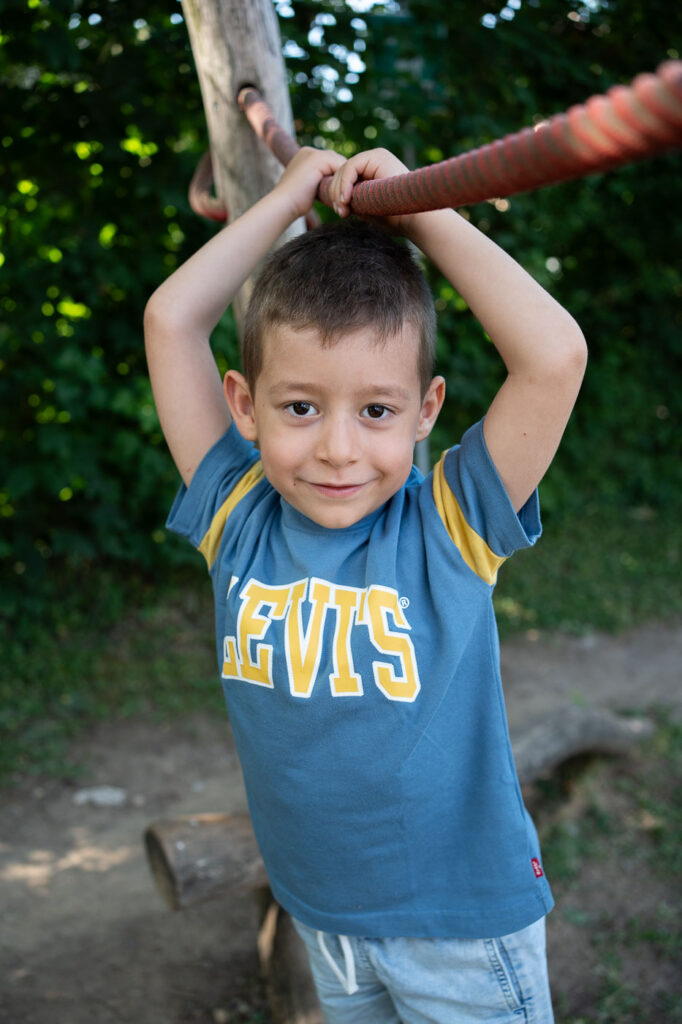 Junge klettert an Seil, Kindergartenfotografie Esslingen