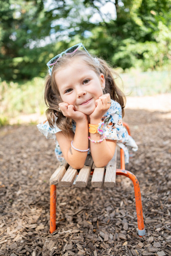 Mädchen lächelt auf Bank, Kindergartenfotos Esslingen