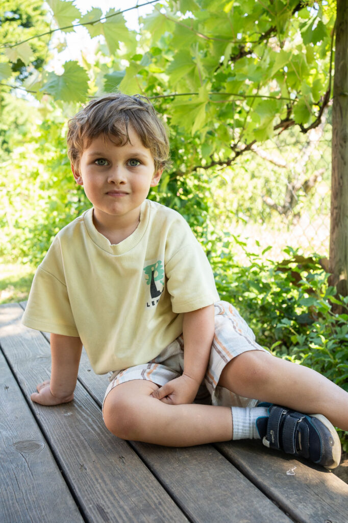 Portrait eines sitzenden Jungens, Kitafotografie