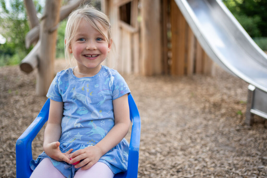 Mädchen auf blauem Stuhl im Kindergarten, Kindergartenfotografie Esslingen Stuttgart