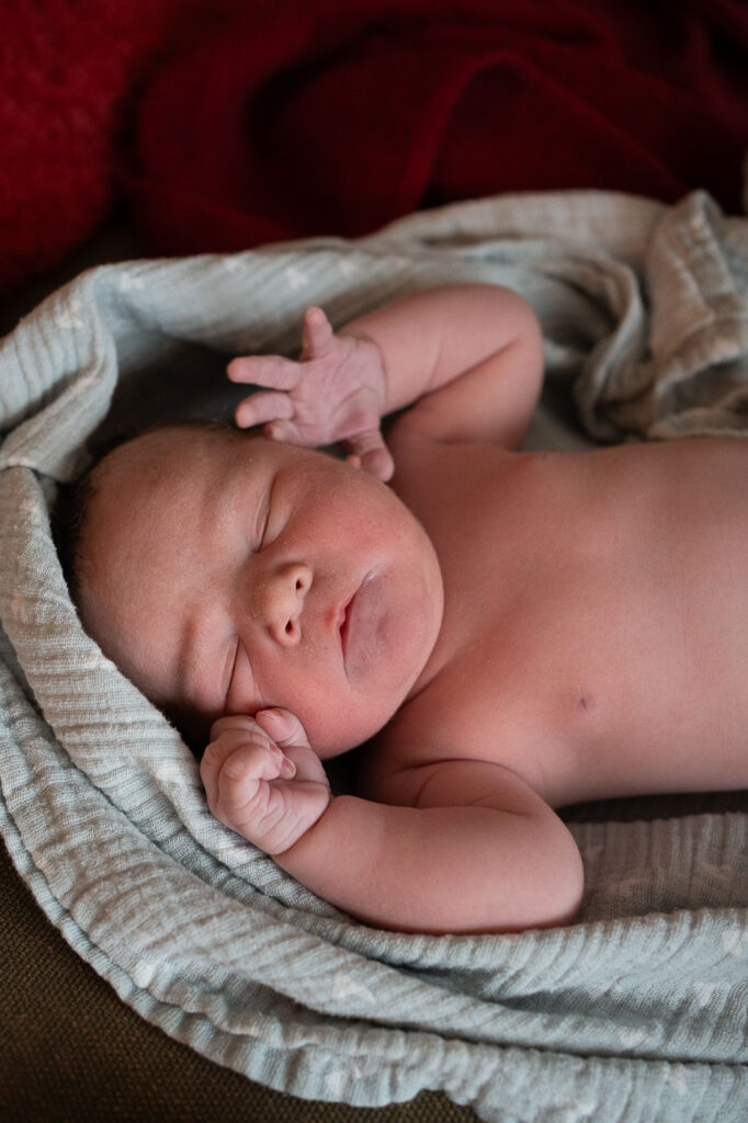 Portrait eines neugeborenen Babys mit geschlossenen Augen, Geburtsfotografie Stuttgart