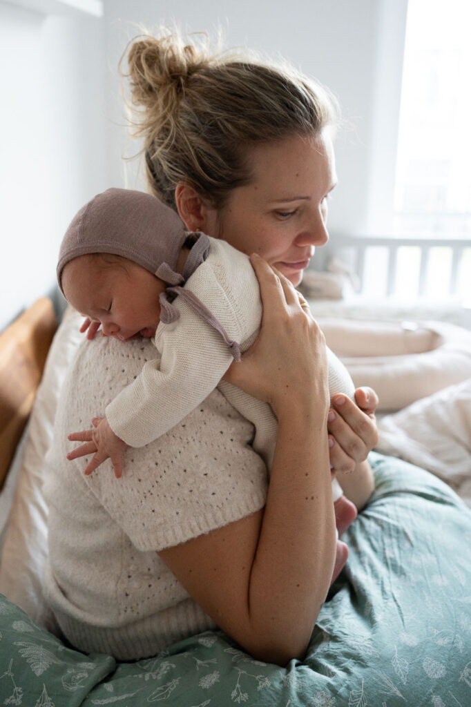 Wochenbettfotografie, Mama hält Baby, Neugeborenenfoto Esslingen