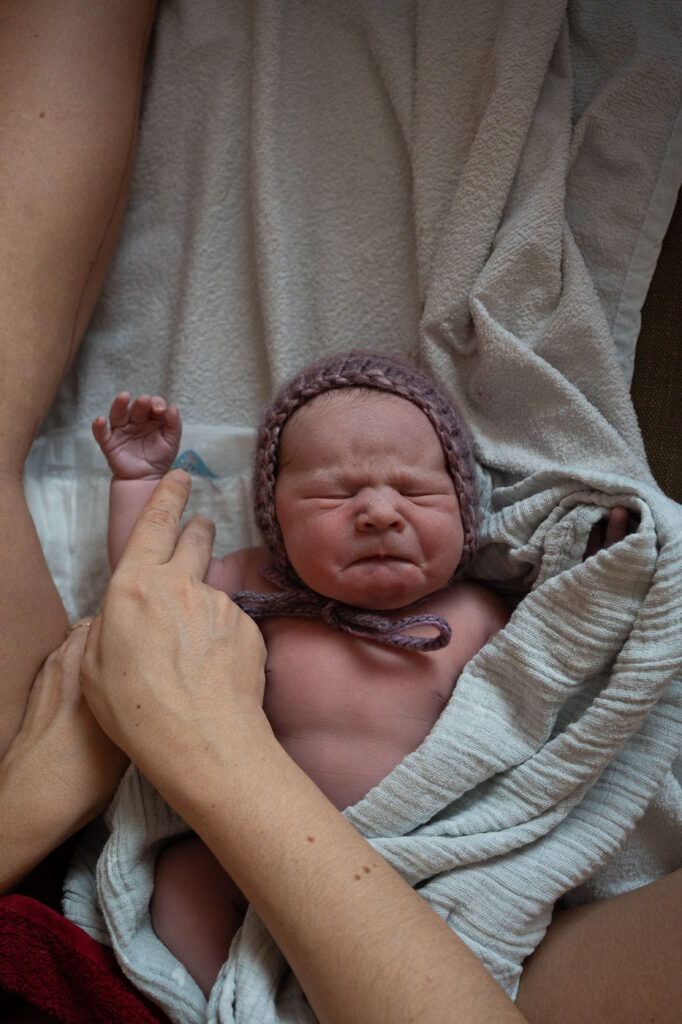 Portrait eines neugeborenen Babys mit Mützchen, Geburtsfotografie Esslingen