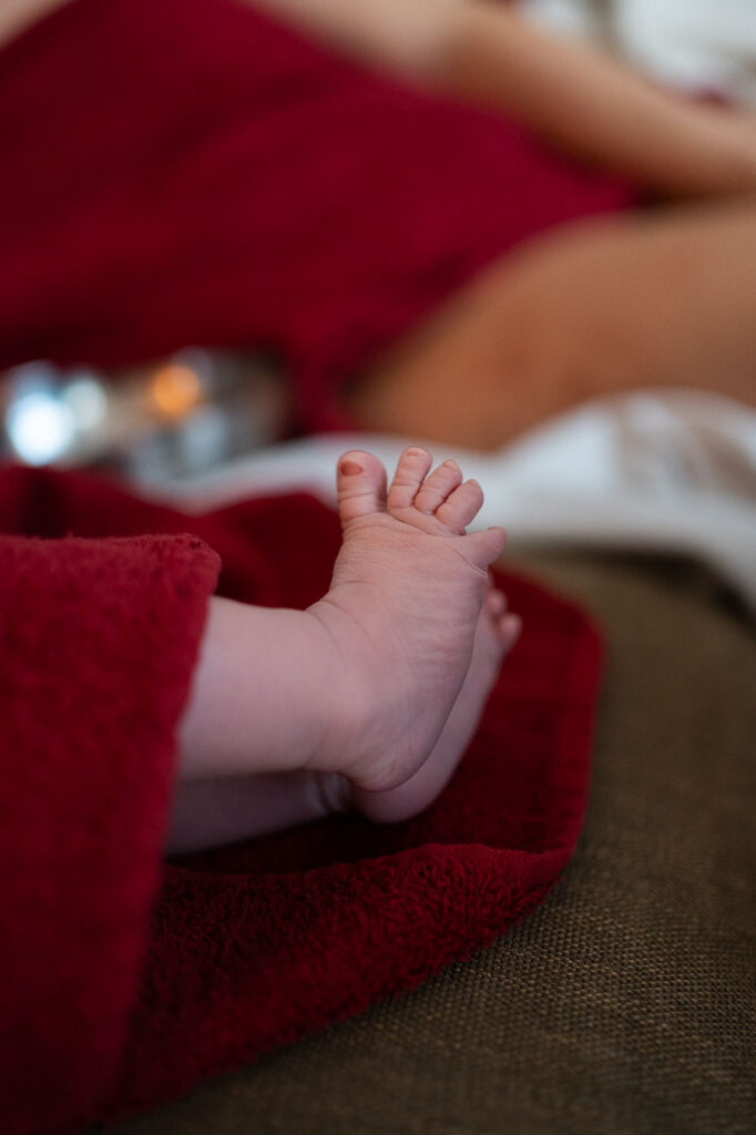 Detailaufnahme von Füßen eines Neugeborenen, Babyfotografie Esslingen, Geburtsfotografie Stuttgart