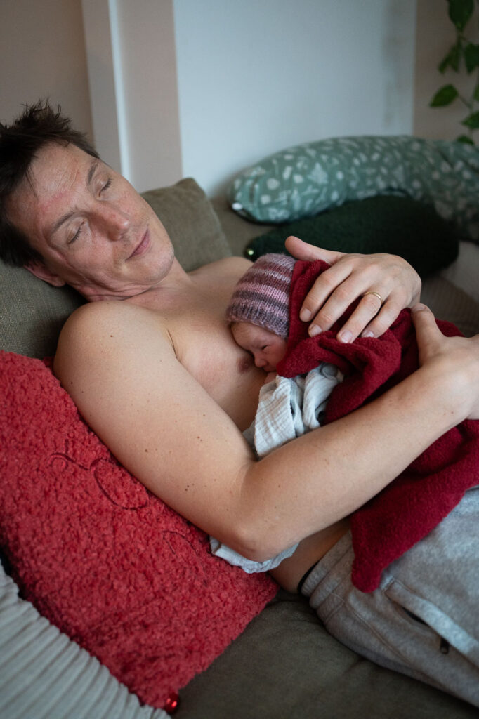 Neugeborenes liegt auf Brust des Papas, Geburtsfotografie Esslingen, Geburtsfotografie Stuttgart